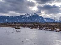 Dramatische Wolken überm Hochgern, gesehen vom ersten gefrorenen Moorsee